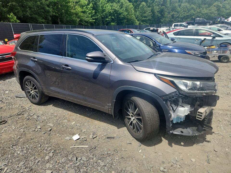 Photo 4 from auction – 2017 TOYOTA HIGHLANDER with VIN 5TDJZRFH8HS393282