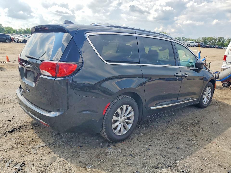 Photo 3 from auction – 2018 CHRYSLER PACIFICA with VIN 2C4RC1BGXJR317886