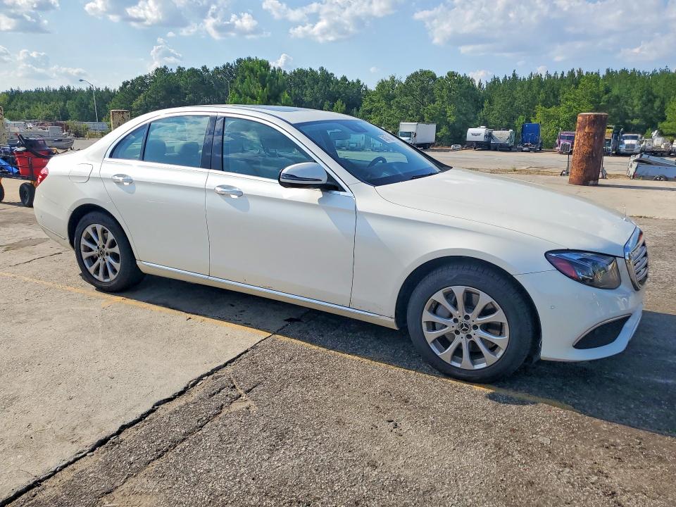 Photo 4 from auction – 2017 MERCEDES-BENZ E with VIN WDDZF4JB9HA280400