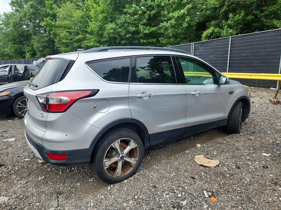 Photo 3 from auction – 2017 FORD ESCAPE with VIN 1FMCU9GD1HUC16678