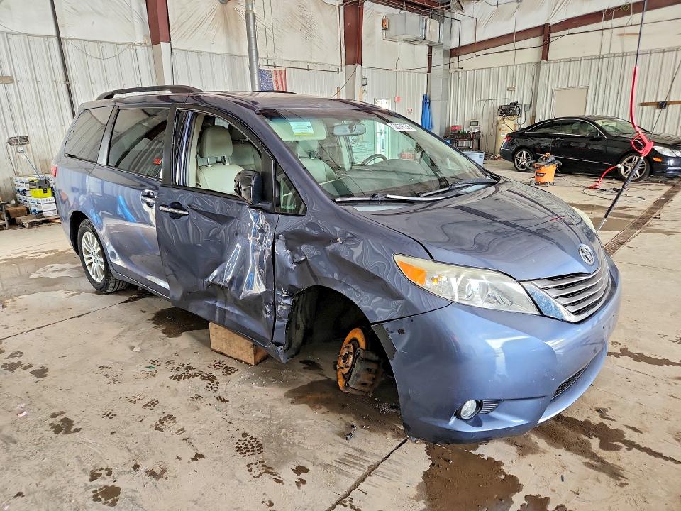 Photo 4 from auction – 2015 TOYOTA SIENNA with VIN 5TDYK3DC9FS599490