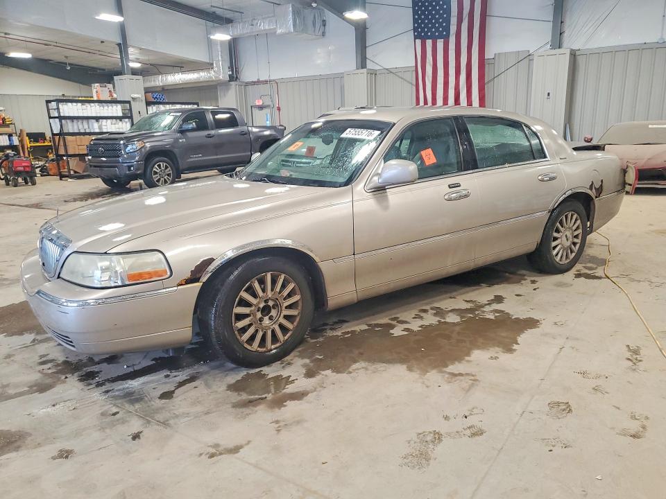 2003 LINCOLN TOWN CAR - Търг №57555716