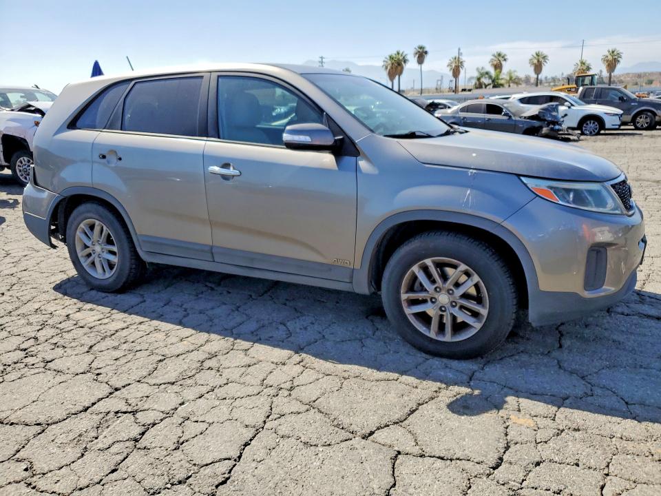 Photo 4 from auction – 2015 KIA SORENTO with VIN 5XYKTCA65FG654371