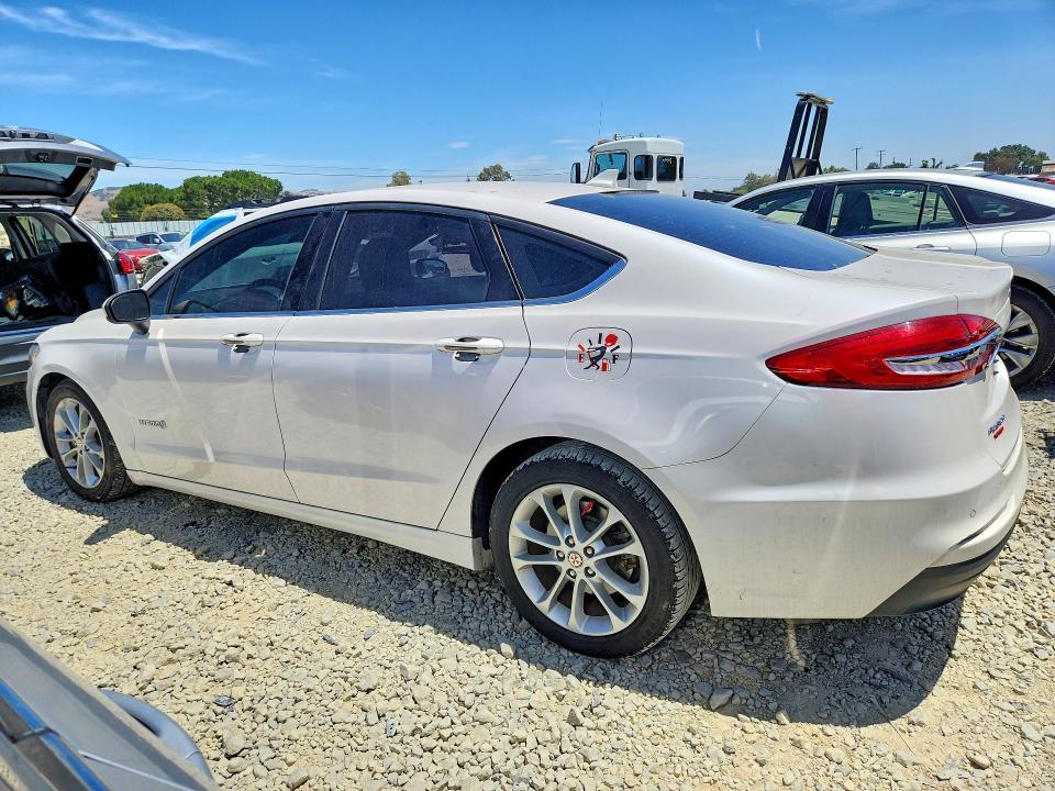 Photo 2 from auction – 2019 FORD FUSION with VIN 3FA6P0LU1KR136022