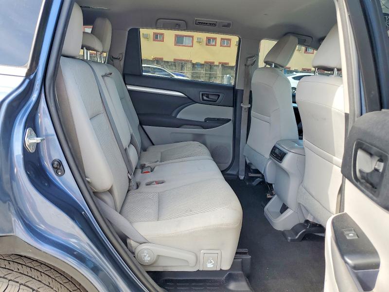 Photo 11 from auction – 2017 TOYOTA HIGHLANDER with VIN 5TDZARFHXHS032355