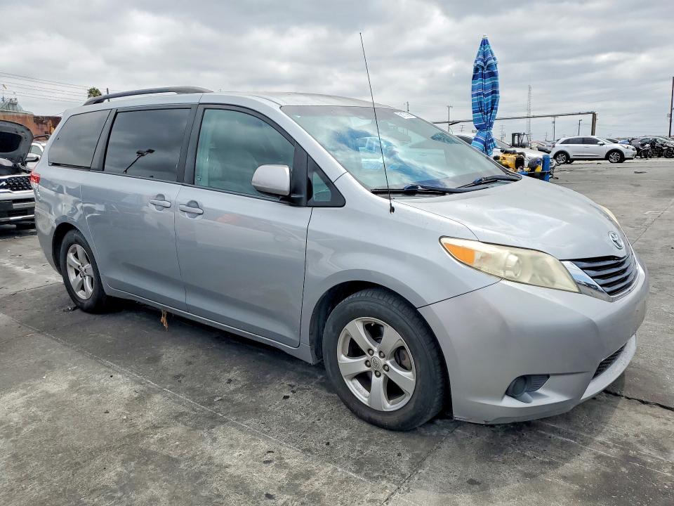 Photo 4 from auction – 2014 TOYOTA SIENNA with VIN 5TDKK3DC1ES460670