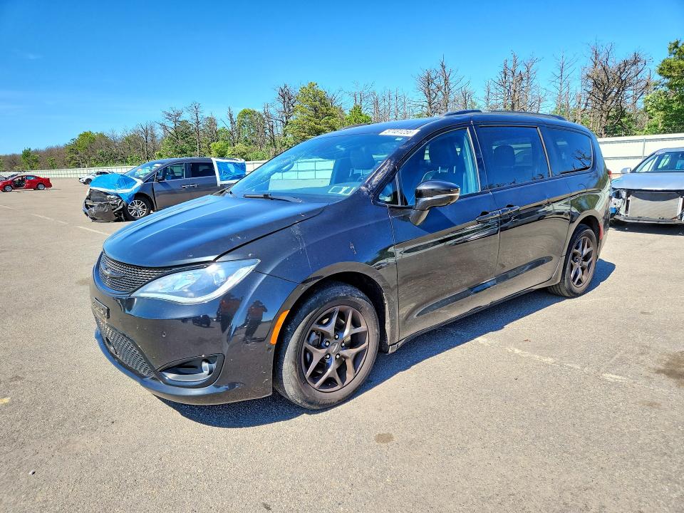 CHRYSLER PACIFICA 2019 with VIN 2C4RC1GGXKR605403 - Photo from auction