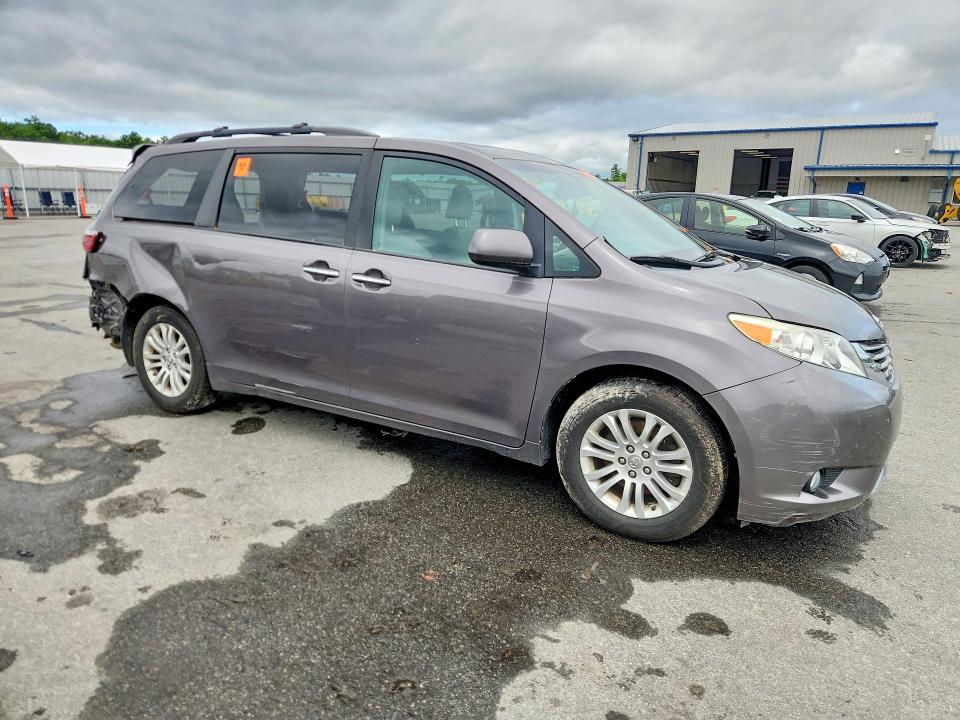 Photo 4 from auction – 2015 TOYOTA SIENNA with VIN 5TDYK3DC7FS683484
