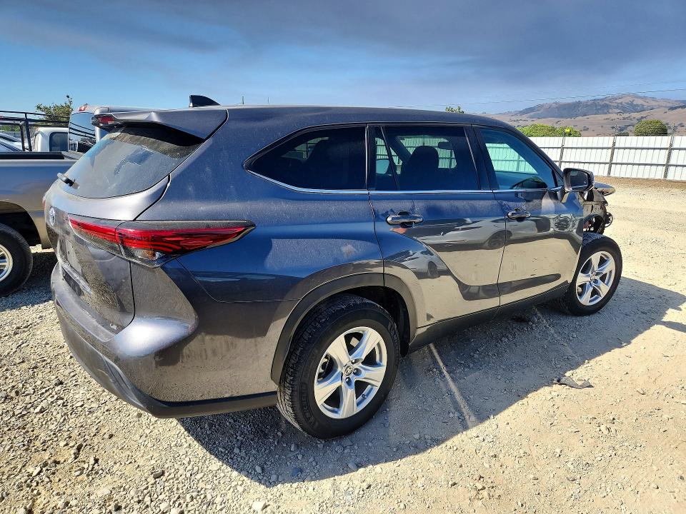 Photo 3 from auction – 2022 TOYOTA HIGHLANDER with VIN 5TDZZRAH5NS557657