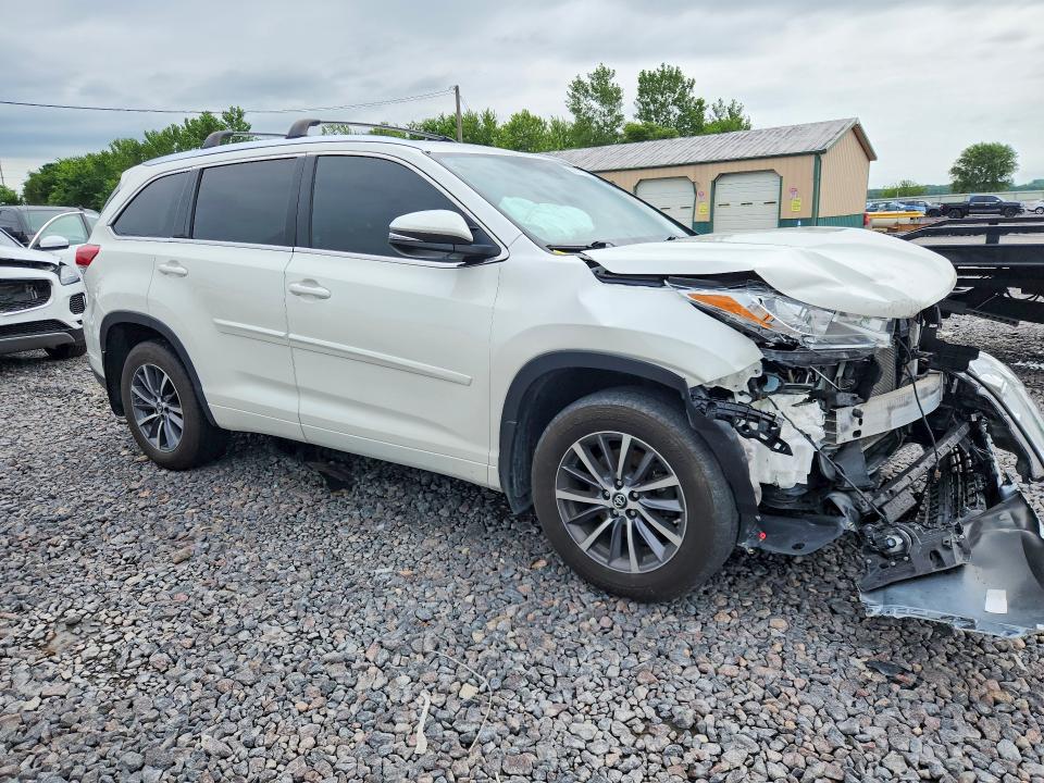 Photo 4 from auction – 2018 TOYOTA HIGHLANDER with VIN 5TDJZRFH6JS540950