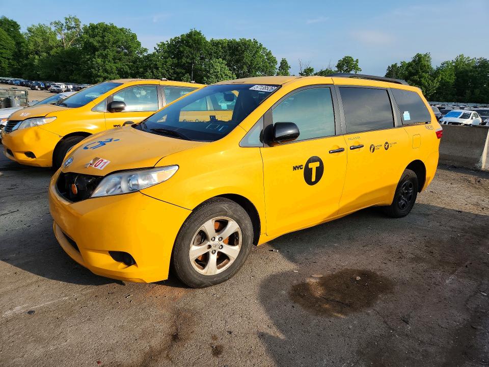 TOYOTA SIENNA 2017 with VIN 5TDKZ3DC5HS885275 - Photo from auction