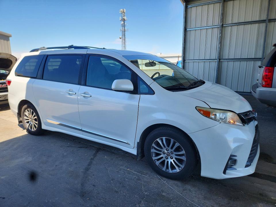Photo 4 from auction – 2018 TOYOTA SIENNA with VIN 5TDYZ3DC0JS932776