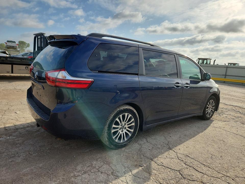 Photo 3 from auction – 2018 TOYOTA SIENNA with VIN 5TDYZ3DC7JS943449
