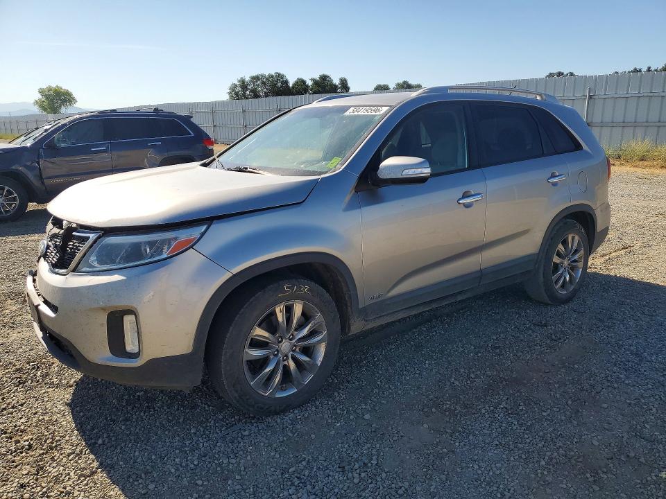KIA SORENTO 2015 مع رقم تعريف المركبة 5XYKTCA6XFG570997 - صورة من المزاد