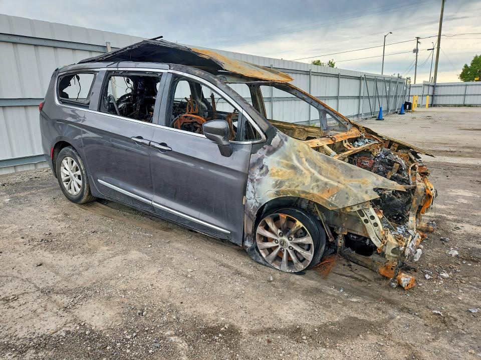 Photo 4 from auction – 2017 CHRYSLER PACIFICA with VIN 2C4RC1BG7HR598359