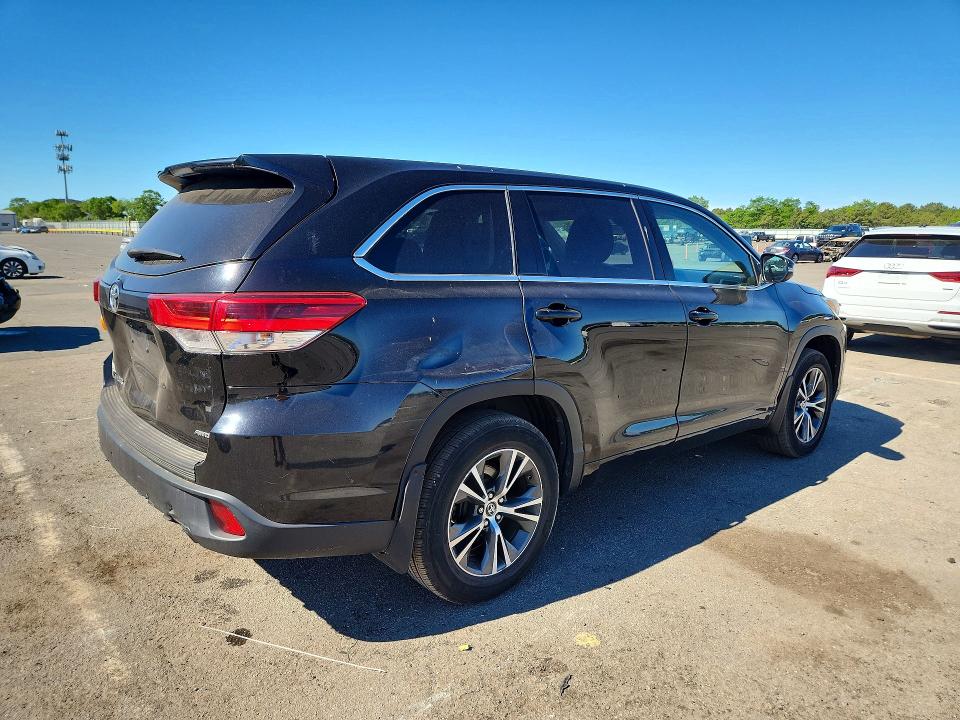 Photo 3 from auction – 2017 TOYOTA HIGHLANDER with VIN 5TDBZRFH7HS377286