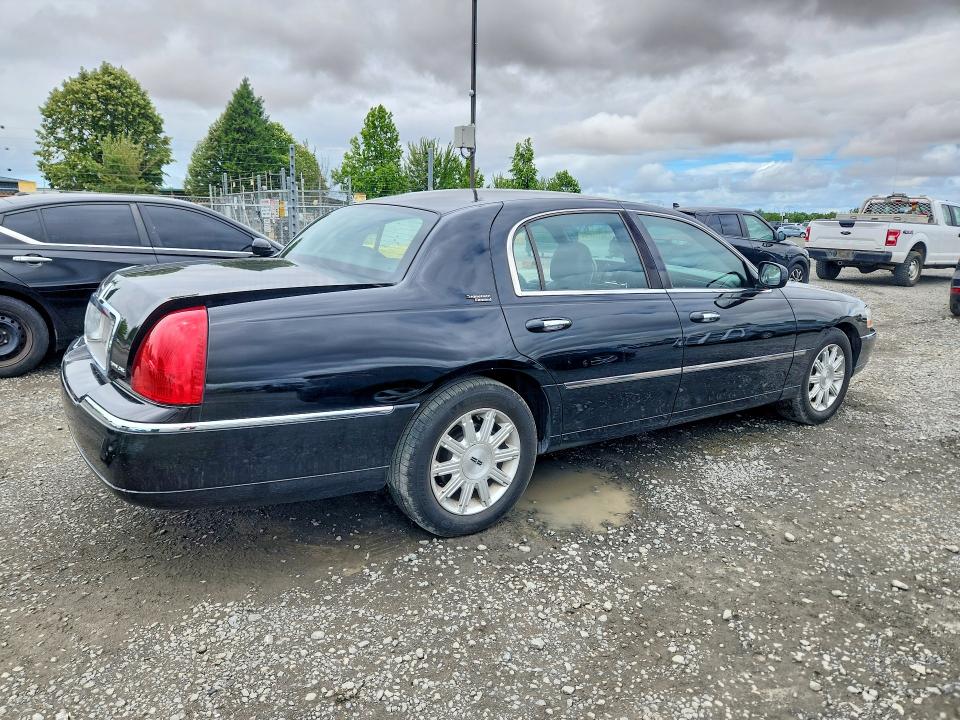 Photo 3 from auction – 2010 LINCOLN TOWN CAR with VIN 2LNBL8CV2AX613239