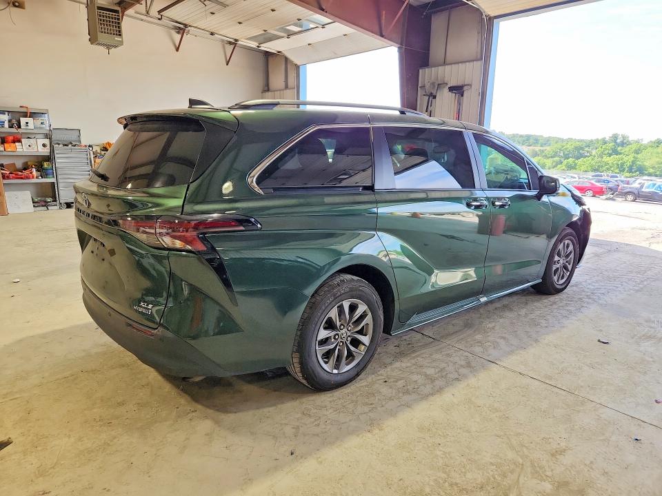 Photo 3 from auction – 2023 TOYOTA SIENNA with VIN 5TDYRKEC6PS146126