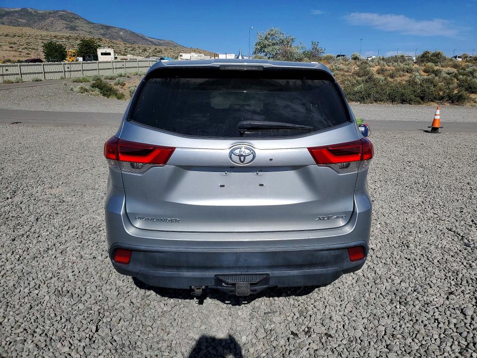Photo 6 from auction – 2018 TOYOTA HIGHLANDER with VIN 5TDJZRFH1JS560362