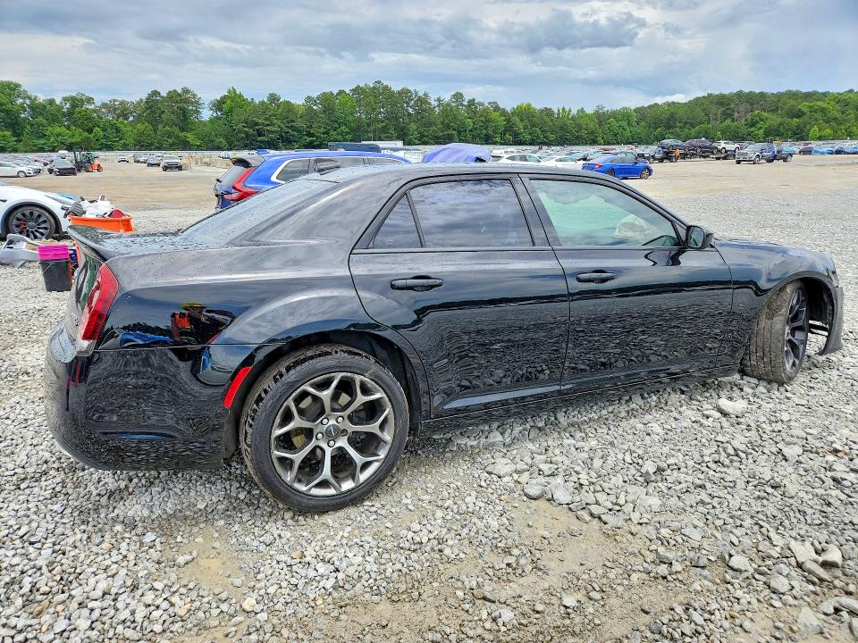 Photo 3 from auction – 2017 CHRYSLER 300 with VIN 2C3CCABG9HH663129