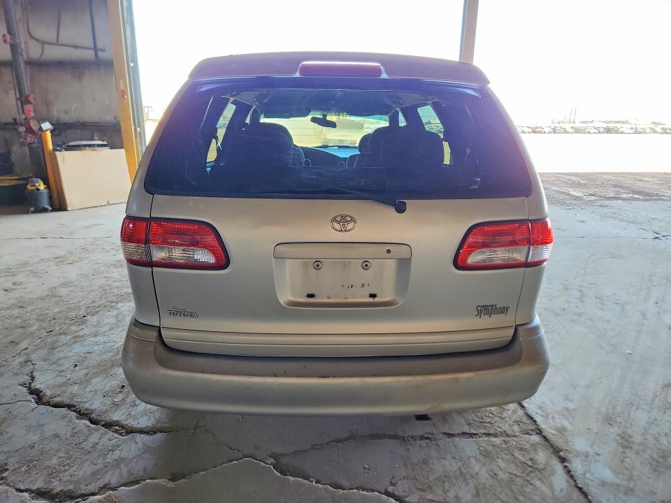 Photo 6 from auction – 2002 TOYOTA SIENNA with VIN 4T3ZF13C82U475587