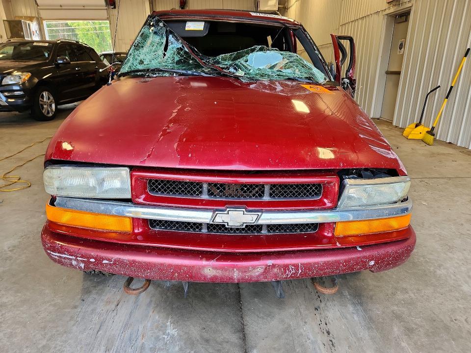 Photo 5 from auction – 2002 CHEVROLET BLAZER with VIN 1GNDT13WX2K113693