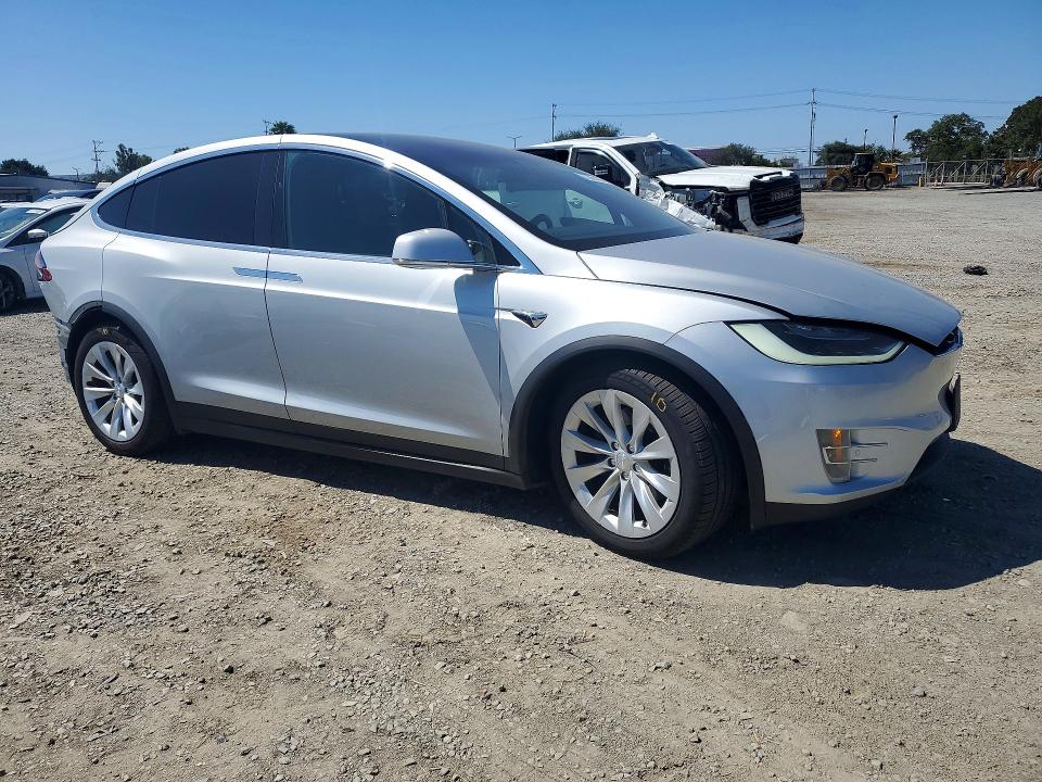 Photo 4 from auction – 2017 TESLA MODEL X with VIN 5YJXCDE22HF072547