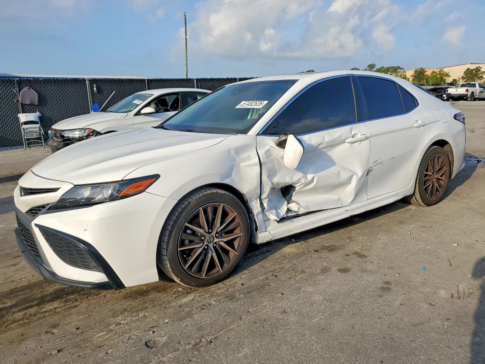 TOYOTA CAMRY 2022 with VIN 4T1T11AK8NU686476 - Photo from auction
