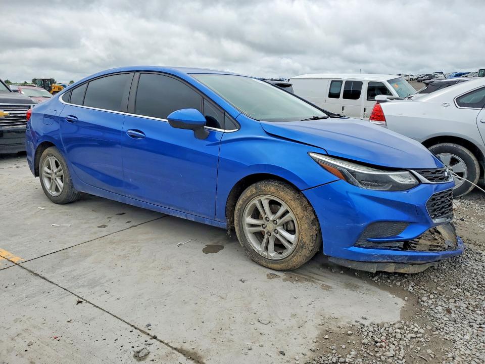 Photo 4 from auction – 2018 CHEVROLET CRUZE with VIN 1G1BE5SM2J7238716