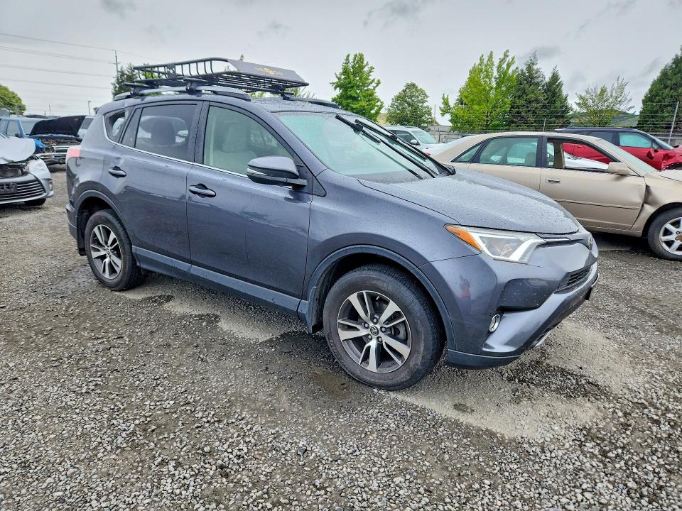 Photo 4 from auction – 2018 TOYOTA RAV4 with VIN JTMRFREV1JD226461