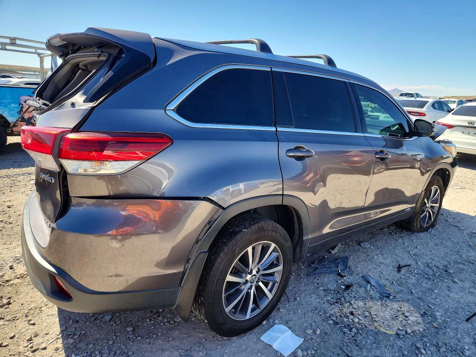 Photo 3 from auction – 2018 TOYOTA HIGHLANDER HYBRID with VIN 5TDJGRFH3JS047247