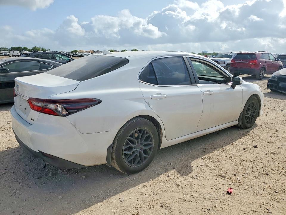 Photo 3 from auction – 2022 TOYOTA CAMRY with VIN 4T1C11AK3NU673523