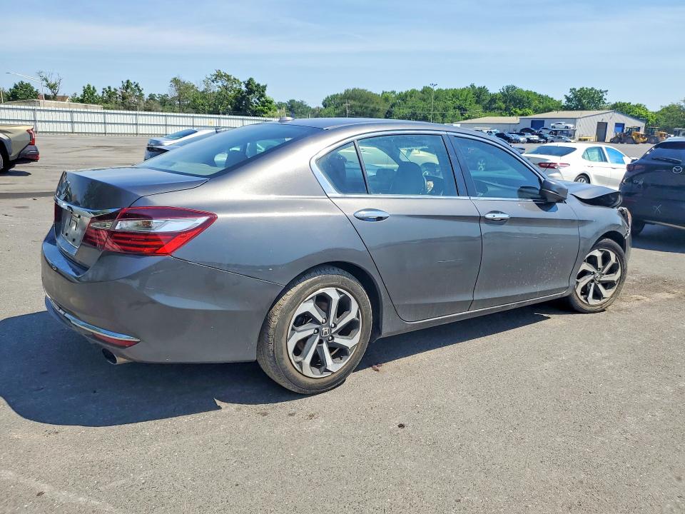 Photo 3 from auction – 2017 HONDA ACCORD with VIN 1HGCR2F82HA299669