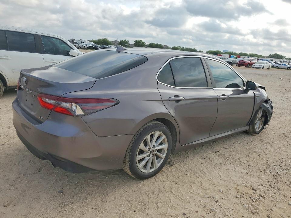 Photo 3 from auction – 2022 TOYOTA CAMRY with VIN 4T1C11AK7NU711920