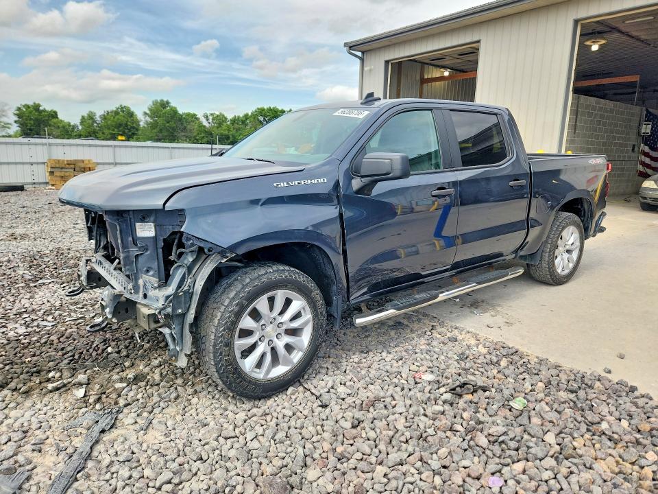 CHEVROLET SILVERADO 2020 with VIN 1GCUYBEF2LZ239228 - Photo from auction