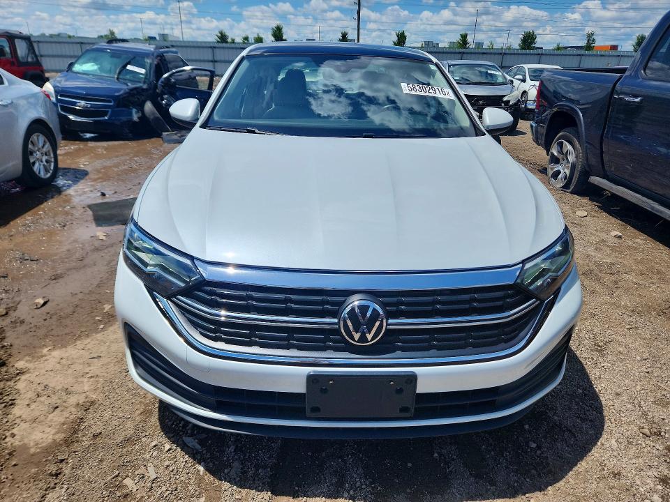 Photo 5 from auction – 2024 VOLKSWAGEN JETTA with VIN 3VW7M7BU9RM054447