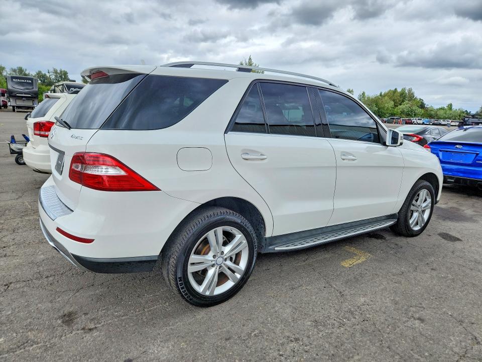 Photo 3 from auction – 2015 MERCEDES-BENZ ML with VIN 4JGDA5HB1FA495809