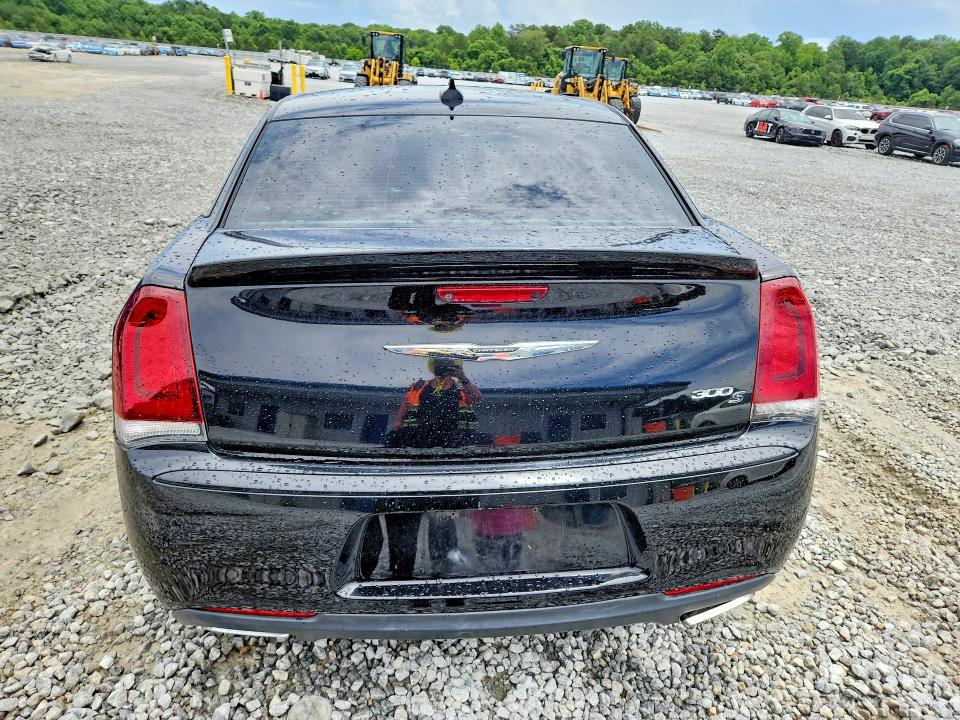 Photo 6 from auction – 2017 CHRYSLER 300 with VIN 2C3CCABG9HH663129