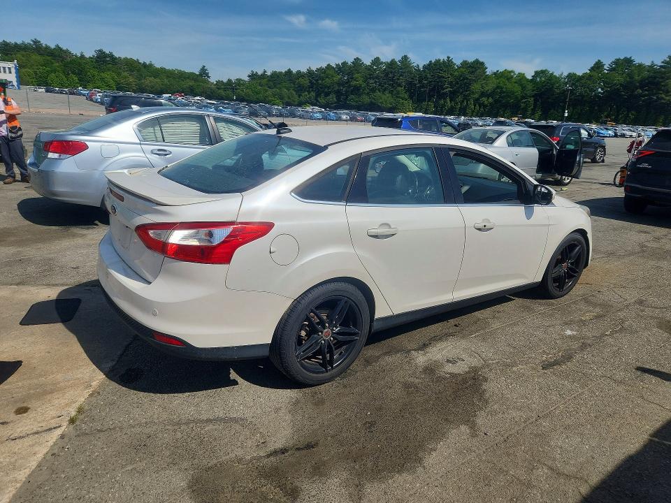 Photo 3 from auction – 2014 FORD FOCUS with VIN 1FADP3J24EL134116