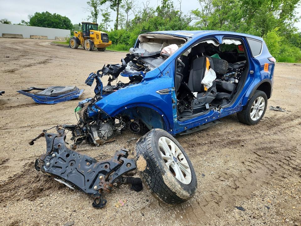 FORD ESCAPE 2017 with VIN 1FMCU9GD6HUC00136 - Photo from auction