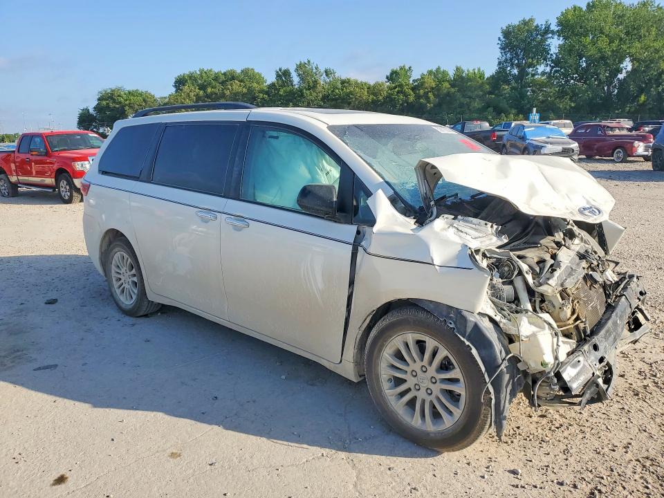 Photo 4 from auction – 2017 TOYOTA SIENNA with VIN 5TDYZ3DCXHS798904
