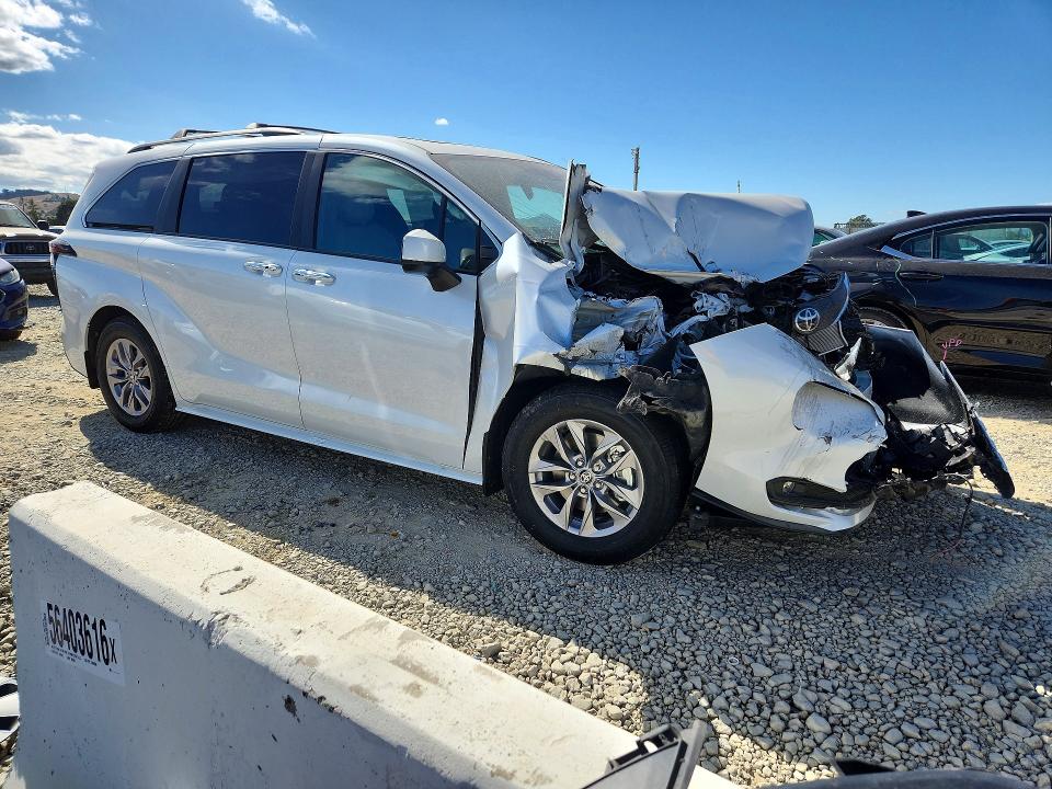 Zdjęcie 4 z aukcji – 2026 TOYOTA SIENNA z VIN 5TDYRKEC6TS324210