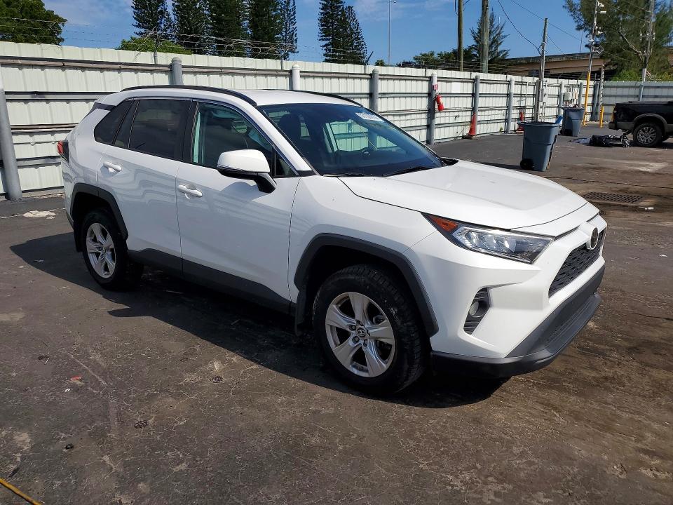 Снимка 4 от търг – 2021 TOYOTA RAV4 с VIN 2T3W1RFV4MC131871