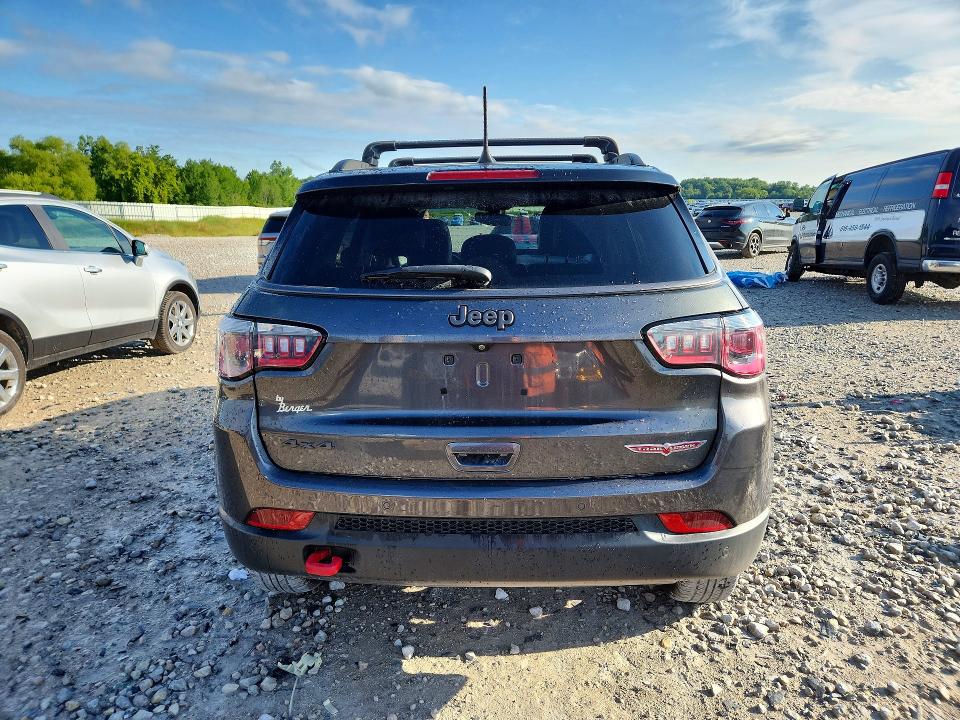 Photo 6 from auction – 2018 JEEP COMPASS with VIN 3C4NJDDB8JT231089