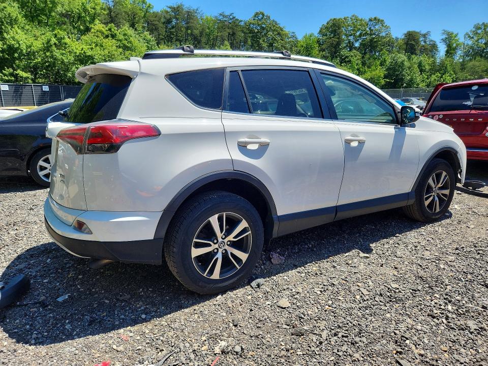 Photo 3 from auction – 2018 TOYOTA RAV4 with VIN JTMRFREV2JJ739087