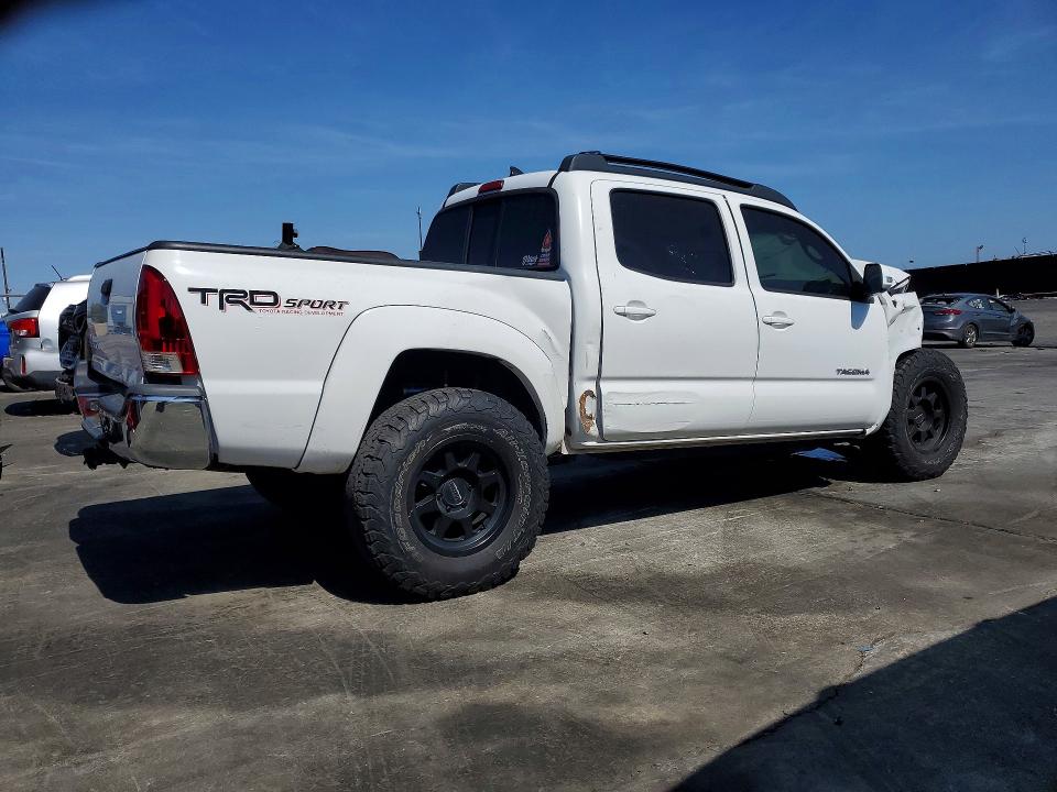 Photo 3 from auction – 2014 TOYOTA TACOMA with VIN 3TMLU4EN3EM137595