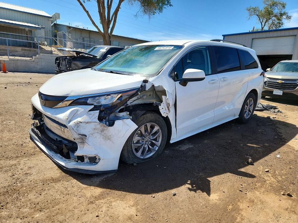 TOYOTA SIENNA 2023 مع رقم تعريف المركبة 5TDKSKFC7PS088603 - صورة من المزاد