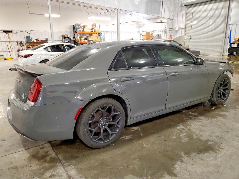 Photo 3 from auction – 2019 CHRYSLER 300 with VIN 2C3CCABG4KH634094