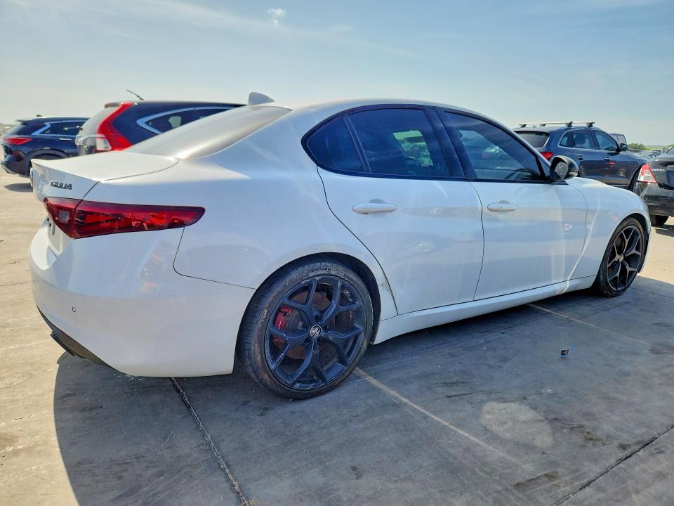 Photo 3 from auction – 2019 ALFA ROMEO GIULIA with VIN ZARFAMAN7K7622765