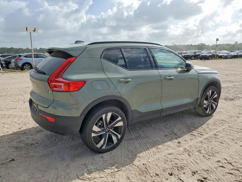 Снимка 3 от търг – 2023 VOLVO XC40 с VIN YV4L12UW8P2006886